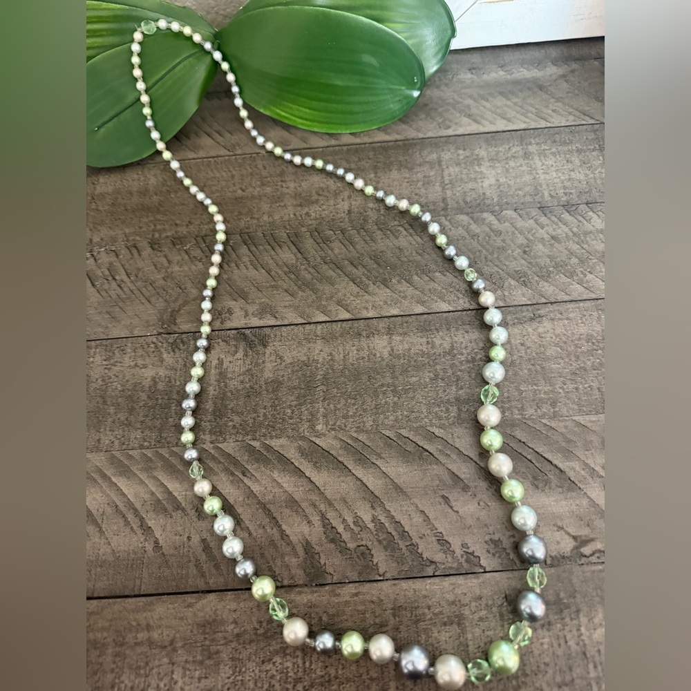 Elegant Green and Silver Pearl Necklace